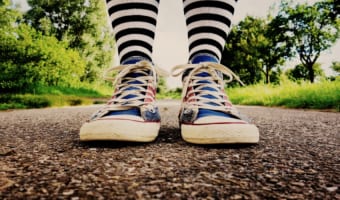 「足元から鳥が立つ」とはどんな意味?その由来や類義語は?