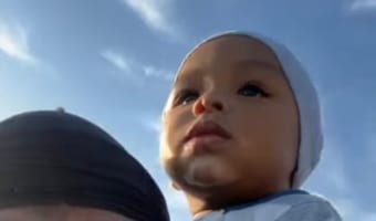 パパの肩に座り込む赤ちゃん。高い所からの景色に夢中になるあまり、自分がどこを掴んでいるのか気付いていませんでした