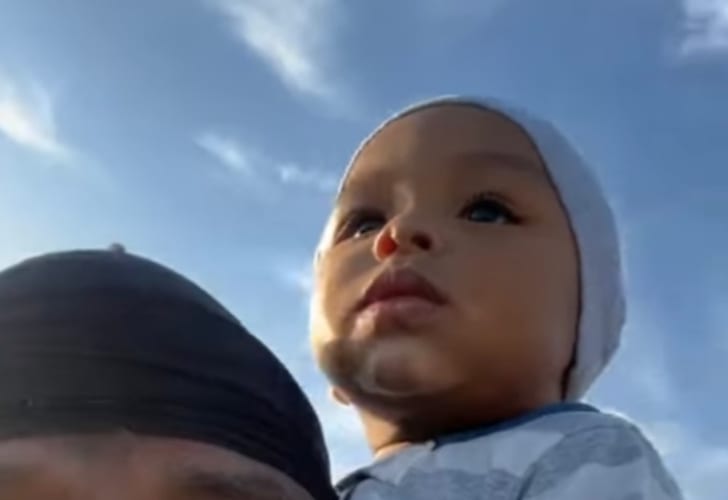 パパの肩に座り込む赤ちゃん。高い所からの景色に夢中になるあまり、自分がどこを掴んでいるのか気付いていませんでした