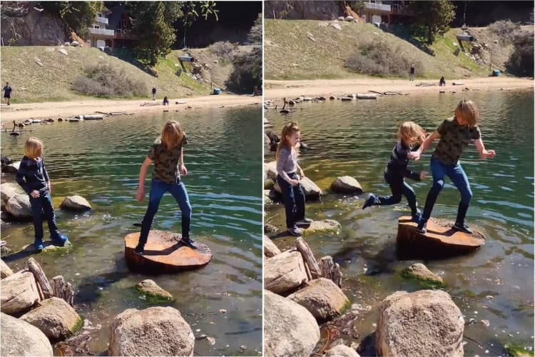 水辺に浮かぶ大きな丸太に乗る男の子。弟くんもそこに飛び乗ろうとしましたが、足を滑らせてしまい・・・