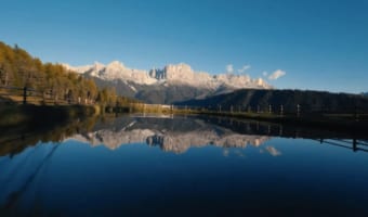 雄大な山と池をドローンは映し出しましたが・・・。オペレーターが操作を誤ったのか、この後はとんでもない映像になってしてしまいました!!