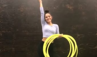 【スゴ技】フラフープの束を手にした女性。右足で回して、浮かせた左足でも回して・・・、いったい何箇所同時に回すの?!?!