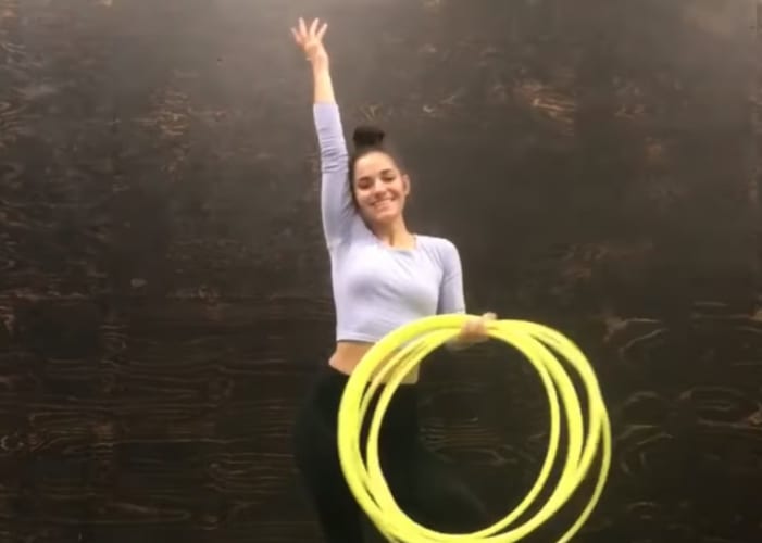 【スゴ技】フラフープの束を手にした女性。右足で回して、浮かせた左足でも回して・・・、いったい何箇所同時に回すの？！？！