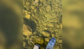 男性が歩いているのは水の上？！実はこれ、セバゴ湖という湖に張っているスゴく透明な氷の上なんです！！