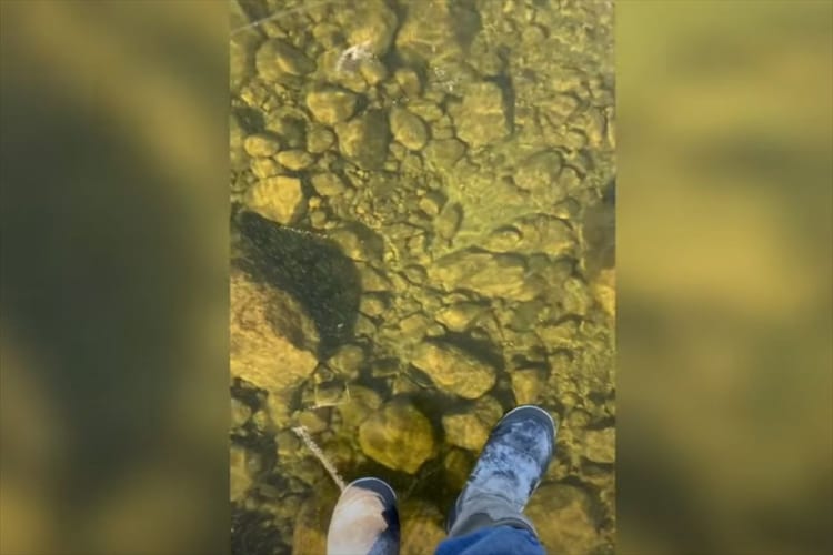 男性が歩いているのは水の上？！実はこれ、セバゴ湖という湖に張っているスゴく透明な氷の上なんです！！