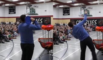 フリスビーでスーパープレイ！フリスビーを投擲して、遠くにあるバスケットボールのゴールに入れることができるのか？！