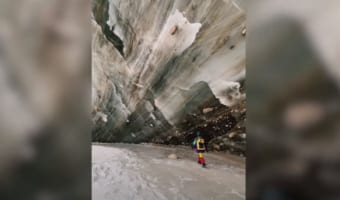 臨場感あふれる幻想的な映像。カザフスタンにあるのボグダノビッチ氷河の洞窟を探索したら、スゴい世界が広がっていました！！