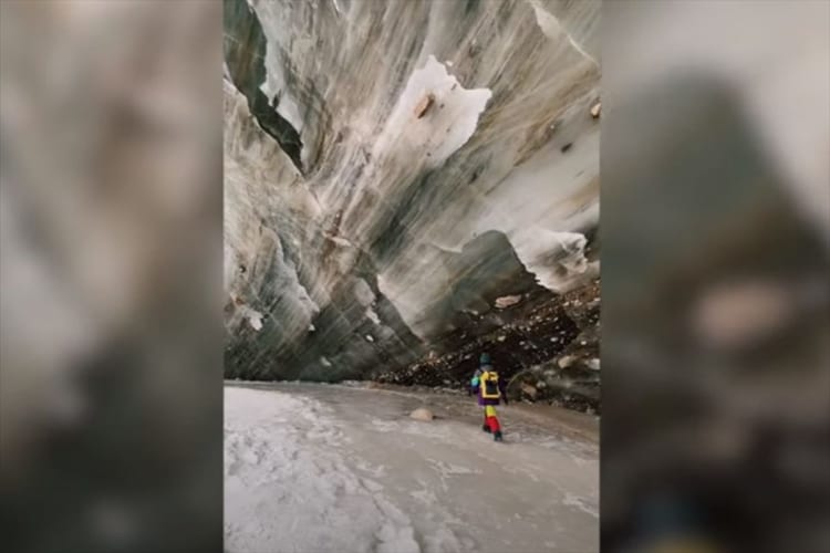 臨場感あふれる幻想的な映像。カザフスタンにあるのボグダノビッチ氷河の洞窟を探索したら、スゴい世界が広がっていました！！