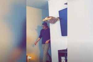 油断も隙もない！飼い主さんを待ち伏せし、タイミングをみはからう猫。なんと、飼い主さんが避ける間もなく帽子をかすめ取りました！！