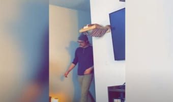 油断も隙もない！飼い主さんを待ち伏せし、タイミングをみはからう猫。なんと、飼い主さんが避ける間もなく帽子をかすめ取りました！！