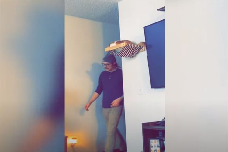 油断も隙もない！飼い主さんを待ち伏せし、タイミングをみはからう猫。なんと、飼い主さんが避ける間もなく帽子をかすめ取りました！！