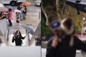 「雨が怖い！」そんな愛犬が濡れないようにと、飼い主さんは大きな体をおんぶしてあげ、自分が濡れるのも構わず傘を傾けてあげていました