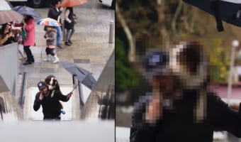 「雨が怖い!」そんな愛犬が濡れないようにと、飼い主さんは大きな体をおんぶしてあげ、自分が濡れるのも構わず傘を傾けてあげていました