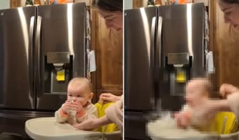 お水をコップから飲む練習中の赤ちゃん。すると、足元にいた愛犬が突然一鳴きして・・・、不意のこと過ぎて赤ちゃんビックリ!!