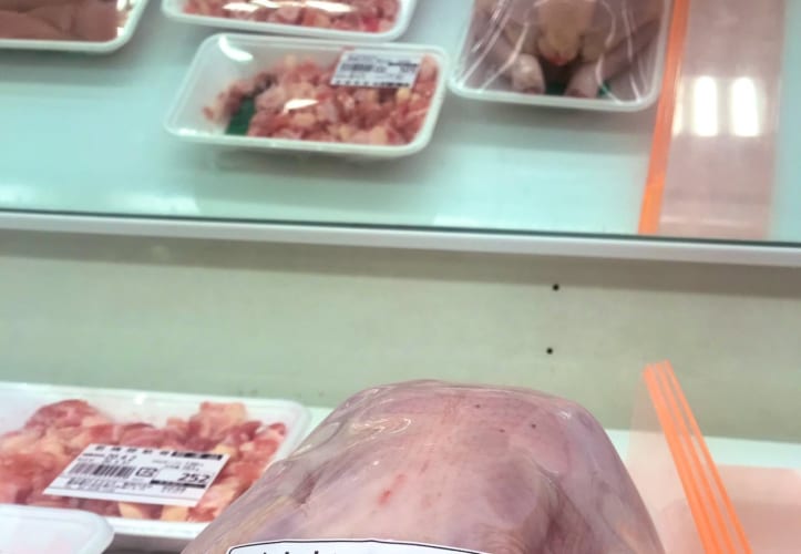 これは連れて帰らざるを得ない。スーパーで売られていた丸鶏のラベルが秀逸すぎた！！【Twitterで4万件以上いいねが集まる大反響】