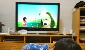 「絶対人生2周目」テレビを見る男の子、2歳ながら貫禄のある雰囲気を醸し出しすぎ!その姿に6万件以上のいいねが寄せられる大きな反響が!!
