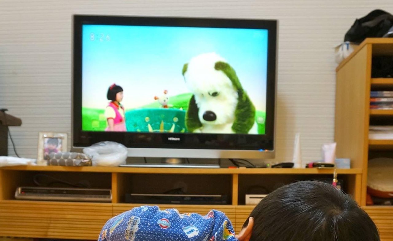 「絶対人生2周目」テレビを見る男の子、2歳ながら貫禄のある雰囲気を醸し出しすぎ！その姿に6万件以上のいいねが寄せられる大きな反響が！！