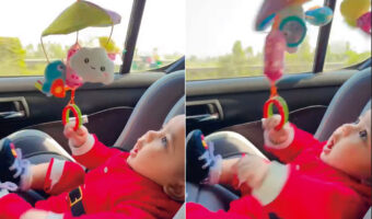 ドライブ中の赤ちゃんは、取り付けてもらったモビールで遊ぶのにすっかり夢中！！ずっと音を鳴らしたくて手だけではなく足も動いちゃっています！！