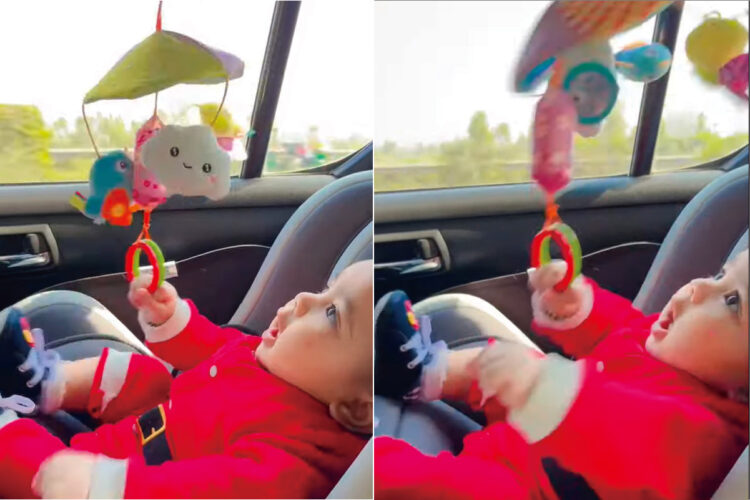 ドライブ中の赤ちゃんは、取り付けてもらったモビールで遊ぶのにすっかり夢中！！ずっと音を鳴らしたくて手だけではなく足も動いちゃっています！！
