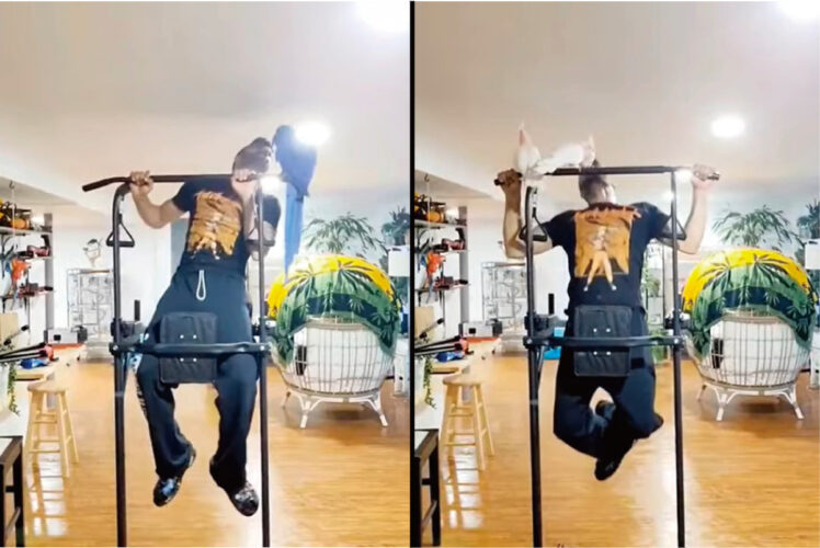 懸垂をする男性に待っているとてもステキなご褒美。懸垂を1回するごとに、愛鳥たちとキスを交わしています！！