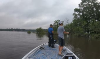 ボートに乗り釣りを楽しむ父子。すると、お父さんはある意外なものを引っ掛けてしまうのです！！