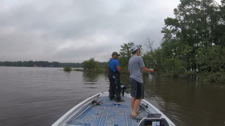 ボートに乗り釣りを楽しむ父子。すると、お父さんはある意外なものを引っ掛けてしまうのです！！