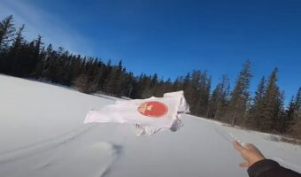 すっかりカチコチに凍ってる！凍ったTシャツを投げたら、フリスビーのように飛んで・・・雪に突き刺さりました！！