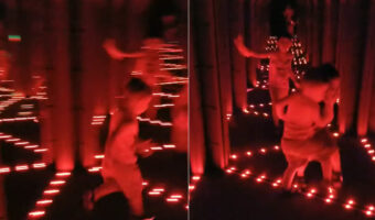 鏡の迷路ではしゃぐ兄弟。元気に走り回っているけど・・・、どれが通路でどこに鏡があるか確認しながら慎重に進まないと危ないよ！！