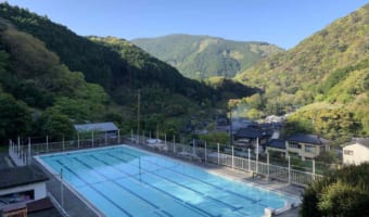 一見、学校にある一般的な25mプールにしか見えませんが・・・、ある驚きの事実が隠されていました！【Twitterで7万件以上いいねが集まる大反響】