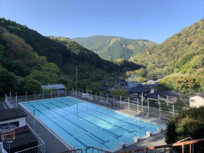 一見、学校にある一般的な25mプールにしか見えませんが・・・、ある驚きの事実が隠されていました！【Twitterで7万件以上いいねが集まる大反響】