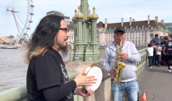 ロンドンで路上ミュージシャンと即興セッションを始めたタンバリン奏者。その楽しげな光景に「最高」「踊りたくなる」と注目が集まる！！