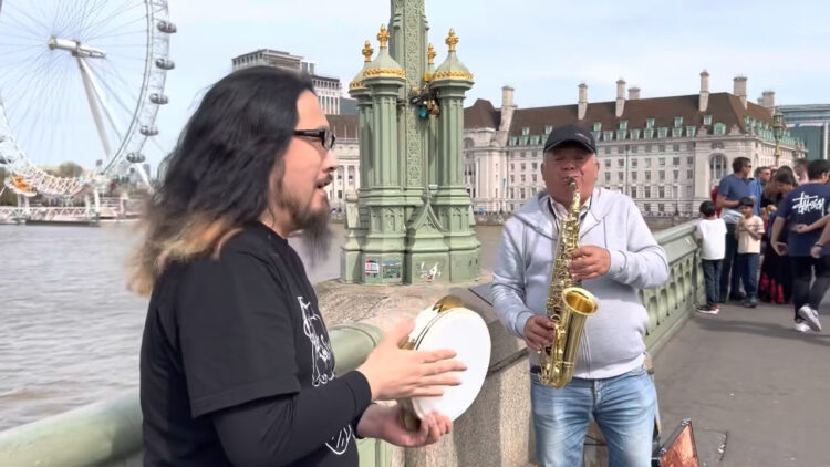 ロンドンで路上ミュージシャンと即興セッションを始めたタンバリン奏者。その楽しげな光景に「最高」「踊りたくなる」と注目が集まる！！