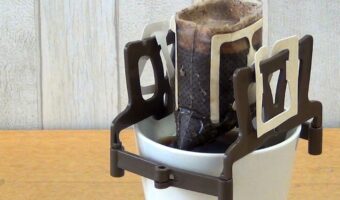 これならドリップコーヒーのバッグがヒタヒタになる問題も解決!「ドリップバッグスタンド」新発売!!【便利グッズ】