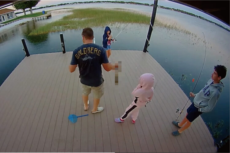 人生最大の釣果となる魚を見事に釣り上げた女の子。その魚の大きさにすっかり興奮しています！！【海外・動画】