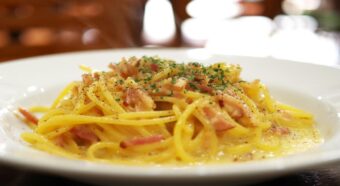 美味しいパスタ「カルボナーラ」はどんな意味？日本と本場イタリアでは作り方が違う？！