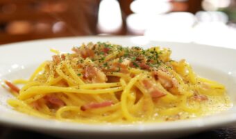 美味しいパスタ「カルボナーラ」はどんな意味？日本と本場イタリアでは作り方が違う？！