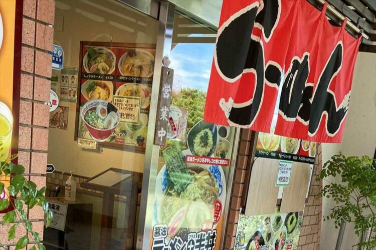 ラーメン屋に入ろうとしているのはまさかの・・・！その珍客の姿が、9万件以上のいいねが寄せられる大評判！！【国内・Twitter】