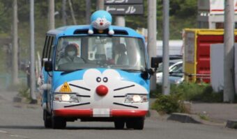 ドラえもんが逃げているみたい!?後方から戦車が迫って来てる!?幼稚園のバスがすごい状況になっていた!