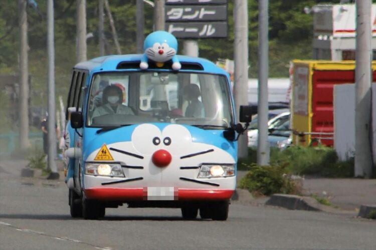ドラえもんが逃げているみたい！？後方から戦車が迫って来てる！？幼稚園のバスがすごい状況になっていた！