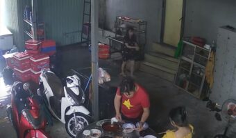 食事をしていたら、とんでもないハプニングが発生しました！すっかり目も当てられない状況になってしまうのでした・・【海外・動画】