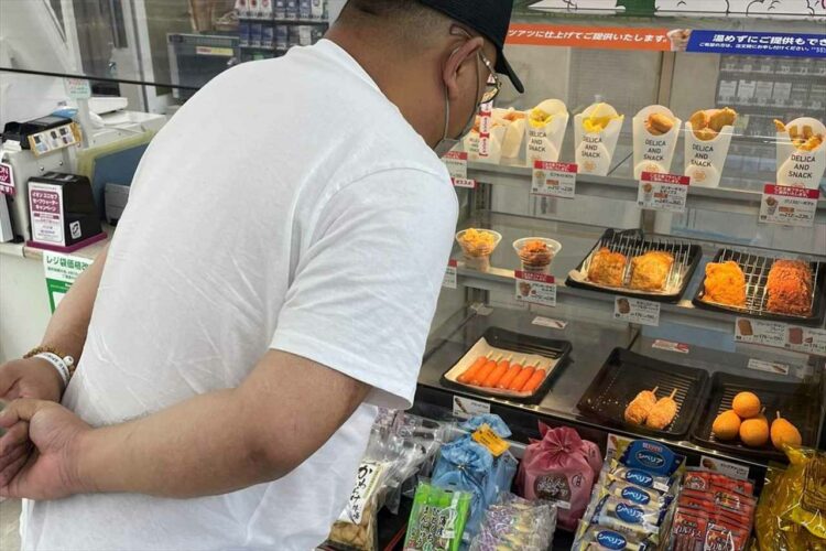 さすがは『カロリーゼロ理論』の提唱者！ホットスナックを美術館みたいに眺めるサンドウィッチマン・伊達みきおが話題に！