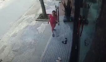 これは予測不可能!ガラスのドアを閉めようとした女性。すると次の瞬間、ありえないハプニングが発生しました!【海外・動画】