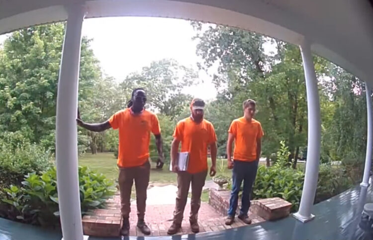 まるでコント！玄関前の床がペンキ塗りたてだと勘違いした3人組の行動をインターホンカメラが捉えていた！