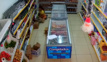 ベージュ色をした床の店内。この後、床が緑と赤に染まった!?!?いったい何が起きたというのか・・・!!【海外・動画】