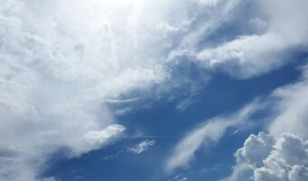 「青天白日」とはどんな意味の四字熟語?「青天白日」の由来や類義語は?