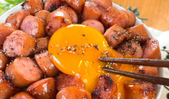 見た目のインパクト絶大！簡単旨い！【悪魔のガーリックバターソーセージ丼】がそそる！！