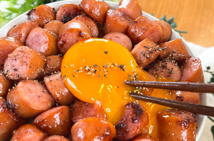 見た目のインパクト絶大！簡単旨い！【悪魔のガーリックバターソーセージ丼】がそそる！！