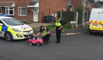 飲酒検問に止められたのは小さな女の子?イギリスの警察がSNSに投稿した画像に癒された