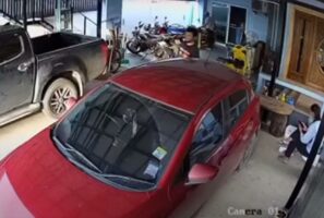 一歩間違えれば事故につながっていた。ガレージから出ていった車、するとその車の下に・・猫がいたことが判明しました！！【海外・動画】