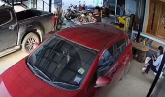 一歩間違えれば事故につながっていた。ガレージから出ていった車、するとその車の下に・・猫がいたことが判明しました!!【海外・動画】